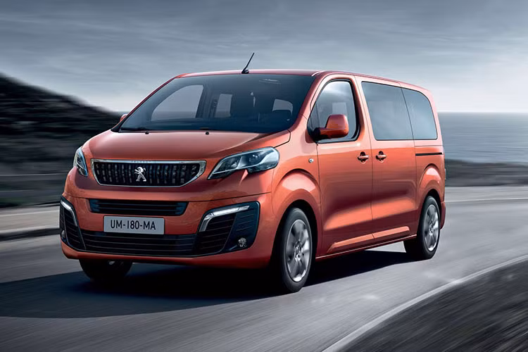 Bên cạnh đó, nguồn tin từ một số nhân viên đại lý cũng đã xác nhận đây chính là Peugeot Traveller 2019. Được biết, giống với các sản phẩm khác của Peugeot ở thời điểm hiện tại, Traveller sẽ được THACO lắp ráp trong nước với 2 phiên bản là Business 7 chỗ cao cấp và Royal 4+2 chỗ.