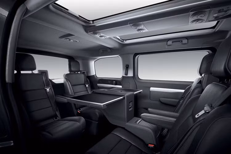 Về khả năng vận hành, nhiều khả năng Peugeot Traveller tại Việt Nam sẽ được trang bị động cơ dầu diesel giống với phiên bản tại thị trường Philippines. Cụ thể, đây là động cơ BlueHDi, dung tích 2 lít có công suất tối đa 150 mã lực, kết hợp với hộp số tự động 6 cấp.