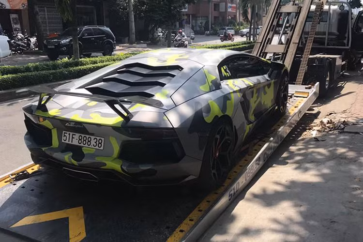 Ngoài gói độ body kit Vorsteiner, siêu xe Lamborghini Aventador LP700-4 này còn được chủ nhân độ thêm mâm NV1 của hãng độ Vossen và "lột xác" ngoại thất qua bộ áo đề-can màu camo đầy đẹp mắt. Con số 43, biểu tượng của Đà Nẵng cùng xuất hiện bên kính của siêu xe Lamborghini Aventador LP700-4 độ này.