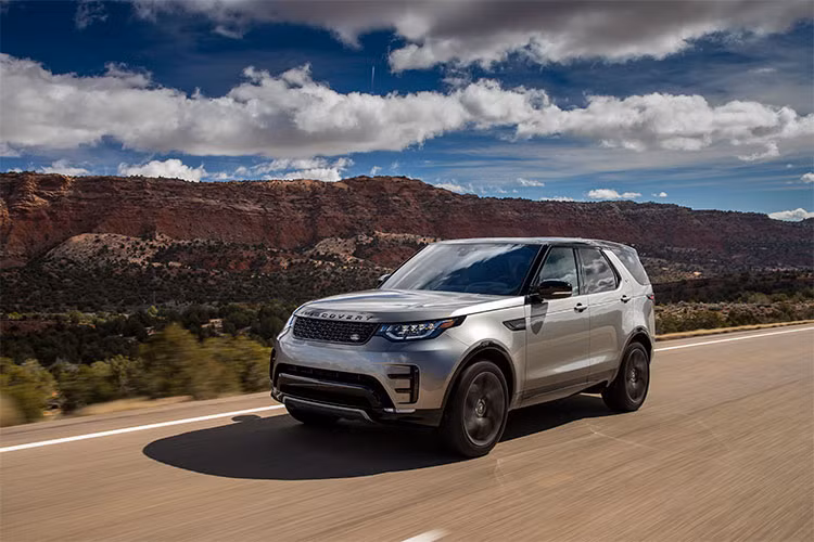 Land Rover cũng đồng thời tối giản các thao tác vận hành cho khách hàng của mình bằng cách tích hợp các công nghệ an toàn vào 3 gói tính năng: Gói đỗ xe (Park Pack), Gói lái xe (Drive Pack) và Gói Hỗ trợ người lái (Driver Assist Pack) trên phiên bản nâng cấp 2019 của Discovery