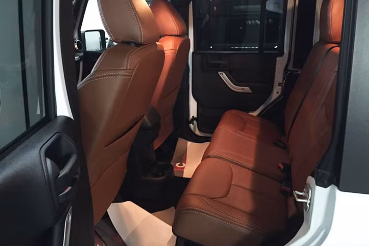 Là một mẫu xe địa hình việt dã, Jeep Wrangler Rubicon 2017 cũng sở hữu hàng ghế sau đủ dùng cho ba người nhưng không gian để chân không được rộng và thoải mái như nhiều mẫu SUV địa hình khác. Xe sở hữu hệ thống điều hoà hai vùng, kính trên xe là loại cách nhiệt trang bị sẵn...