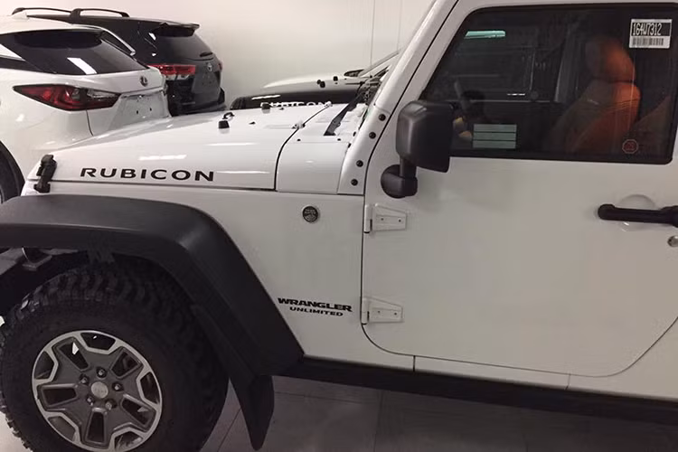 Wrangler Unlimited Rubicon 4x4 trang bị động cơ xăng 3,6 lít V6 VVT phun xăng trực tiếp công suất 285 mã lực ở vòng tua máy 6.400 vòng/phút, mô-men xoắn cực đại 352 Nm. Hộp số tự động 5 cấp. Tích hợp hệ dẫn động 4WD 4:1 Rock-Trac toàn thời gian. Cần chuyển cầu đặt cạnh cần số.