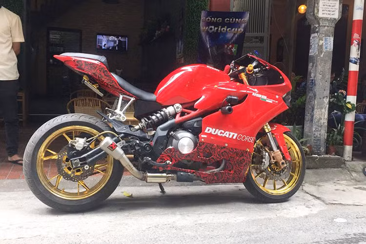 Trước đây, một biker Hà Nội đã từng "chế cháo" chiếc xe môtô giá rẻ BN302 để chiếc xe có dáng của các mẫu sportbike Ducati Panigale. Mới đây nhất, một xưởng độ tại Sài Gòn cũng đã giới thiệu một bản độ Benelli BN302 giống tới 95% so với dòng siêu môtô của Ducati là 1199 Panigale.