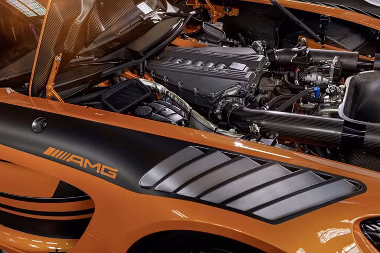 Đặc biệt, Mercedes-AMG GT3 mới còn được bổ sung tùy chọn Drop Start mới, hệ thống này sẽ tự khởi động động cơ khi chiếc xe đua vừa rời các jack cắm trong khoang chờ đua, giúp tiết kiệm thời gian cho tay đua.