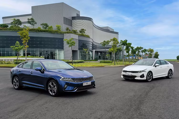 Vị trí cuối cùng trên bảng xếp hạng top xe bán chậm nhất năm 2024 gọi tên KIA K5 với doanh số 301 xe. K5 đang bán tại Việt Nam có 3 lựa chọn phiên bản cùng giá niêm yết từ 859 - 999 triệu đồng.