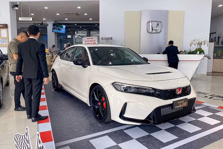 Vị trí thứ 4 gọi tên Honda Civic Type R với 11 xe xuất xưởng thành công trong năm. Giá bán cao (2,999 tỷ đồng) cùng mục tiêu khách hàng hướng tới là giới chơi xe thể thao đã khiến doanh số Civic Type R bị hạn chế.