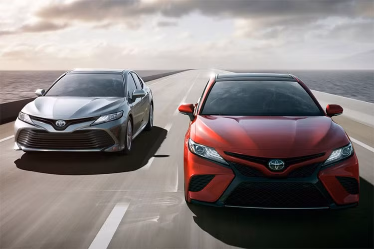 Khi đến thị trường Anh, Toyota Camry Hybrid 2019 dự kiến sẽ đắt hơn Auris Hybrid vốn có giá 20.160 Bảng (26.555 USD) cho kiểu dáng hatchback và 21.260 Bảng (28.004 USD) cho kiểu dáng station wagon. Thậm chí, nó có thể đắt hơn cả C-HR Hybrid có giá 21.880 Bảng (28.821 USD) hay RAV4 Hybrid có giá 29.010 Bảng (38.213 USD).