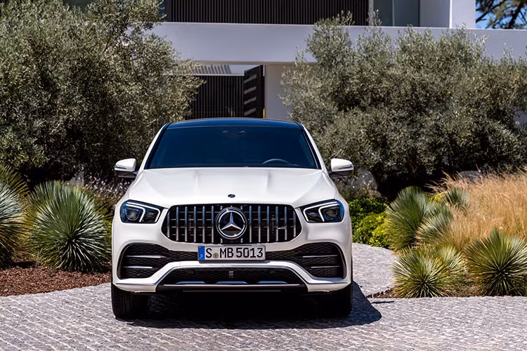 Về ngoại hình - GLE 53 4MATIC+ Coupé sở hữu một diện mạo gợi cảm, cơ bắp và hiện đại từ mọi góc nhìn. Với ngôn ngữ thiết kế Sensual Purity trứ danh, từng đường nét cắt gọt khéo léo trên GLE 53 4MATIC+ Coupé mang tới vẻ đẹp mới lạ, thanh thoát và đầy năng động.