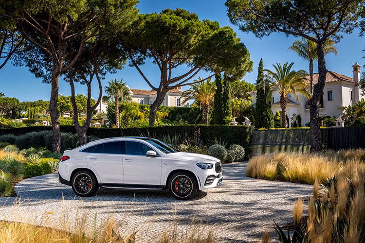 Để hiện thực hóa kế hoạch tiến sâu hơn vào phân khúc SUV, Mercedes-Benz Việt Nam đã cho ra mắt mẫu xe sang Mercedes-Benz GLE 53 4MATIC+ Coupé với hiệu năng vận hành ấn tượng và thiết kế mang tính đột phá.