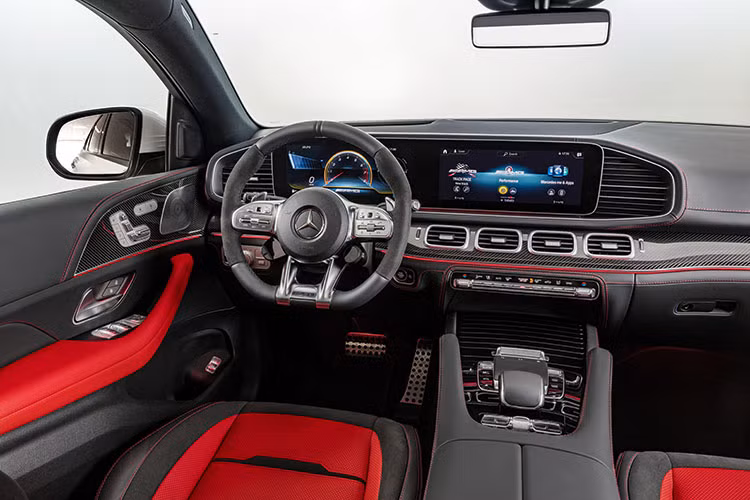 Các đường nét đậm chất coupe cũng được thể hiện một cách rõ ràng ở khu vực này: nóc xe thuôn thoải về phần đuôi, cột A và cột C cực dốc tạo nên hình ảnh một chiếc SUV cá tính và tràn đầy năng lượng. Chiều dài trục cơ sở của GLE 53 4MATIC+ Coupé được tăng thêm 20mm, cho phép không gian bên trong khoang cabin trở nên rộng rãi hơn.
