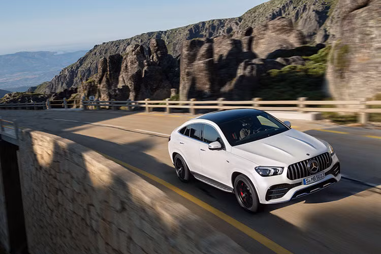 Theo kế hoạch, GLE 53 4MATIC+ Coupé sẽ chính thức có mặt tại các đại lý của Mercedes-Benz Việt Nam kể từ tháng 5/2021. Giá xe Mercedes-Benz GLE 53 4MATIC+ Coupé niêm yết chính hãng là 5,349 tỷ đồng. Tại Việt Nam, GLE 53 4MATIC+ Coupé sẽ phải cạnh tranh trực tiếp với hai đối thủ đồng hương là BMW X6 và Porsche Cayenne Coupé.
