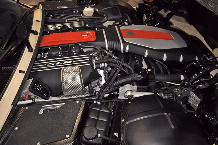 Sức mạnh của SLR đến từ bộ động cơ V8 tăng áp 5,5L, cho công suất tối đa 617 mã lực và mô-men xoắn cực đại 780 Nm. Đi kèm hộp số tự động 5 cấp AMG Speedshift R, động cơ này giúp xe có khả năng tăng tốc 0-100 km/h chỉ trong 3,8 giây, trước khi đạt tốc độ tối đa 334 km/h.