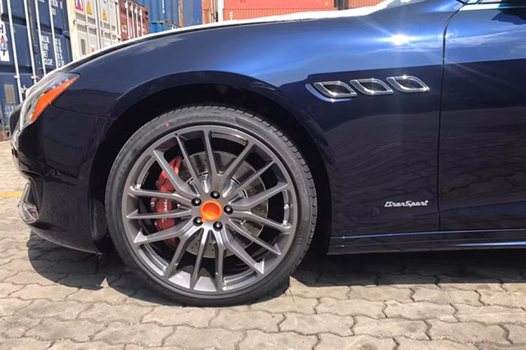 Thiết kế trên Maserati Quattroporte 2017 vẫn mang nét cá tính của của dòng xe hạng sang GranTurismo với lưới tản nhiệt "hàm cá mập", ở giữa là logo cây đinh ba. Tuy nhiên, thay cho 14 nan như trước, Quattroporte 2017 thu hẹp 2 nan mỗi bên và chỉ còn lại 10 nan.