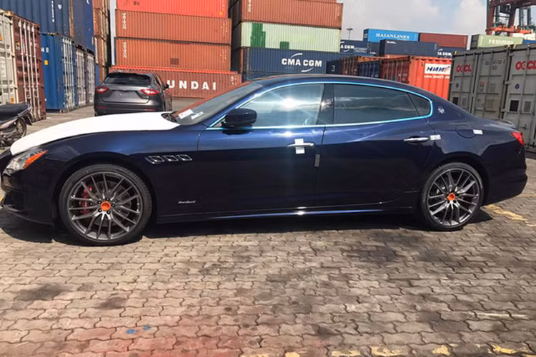Cũng chính vì thế mà sự có mặt của phiên bản Quattroporte GranSport GTS 2017 mới ddầy sang chảnh này đã khiến nhiều tín đồ chơi xe thích thú hơn. So với 2 bản còn lại, GranSport GTS 2017 được trang bị động cơ mạnh mẽ hơn và đi kèm nhiều trang bị hấp dẫn.