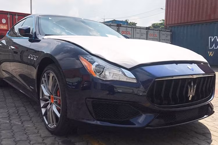 Mẫu xe sang Maserati Quattroporte 2017 ra mắt khách hàng trên thế giới vào cuối tháng 6/2016 với điểm ấn tượng là có thêm hai bản GranLusso và GranSport. Trong đó, tại thị trường Việt Nam đã xuất hiện và được phân phối chính hãng bản tiêu chuẩn cùng SQ4 của Maserati Quattroporte 2017.