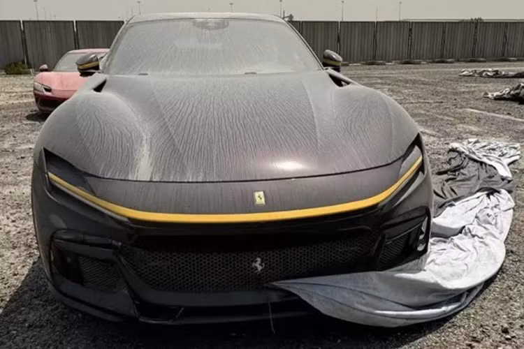 Rất khó để biết được chiếc xe Ferrari Purosangue đời mới gặp nạn này mang màu gì, vì toàn thân đã bị phủ bụi khá dày đặc và nó ở bãi xe rộng lớn, chỉ với 1 tấm bạt che phủ. Nội thất xe cũng bám bụi cùng nhiều mảnh vỡ của xe sau tai nạn, và túi khí bung ra hết, trừ vô lăng.