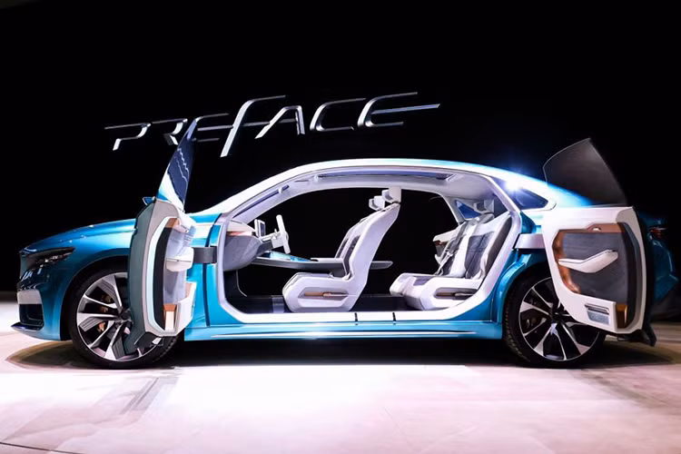 Các điểm đáng chú ý khác của Geely Preface Concept bao gồm gương chiếu hậu khí động học, đuôi xe thiết kế gần như thẳng đứng và những chi tiết trang trí kim loại sang trọng, hiện đại. Ngoài ra, xe còn có các mâm xe được tối ưu hóa về mặt khí động học kết hợp cùng kẹp phanh màu đồng.