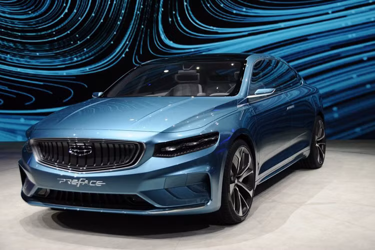 Quay trở lại với chiếc concept mới, Preface sở hữu mặt trước đầy phong cách với lưới tản nhiệt nổi bật, rất rộng và cao, thiết kế lõm vào trong trông rất thu hút, hiệu ứng này khiến logo Geely nổi lên vô cùng ấn tượng.