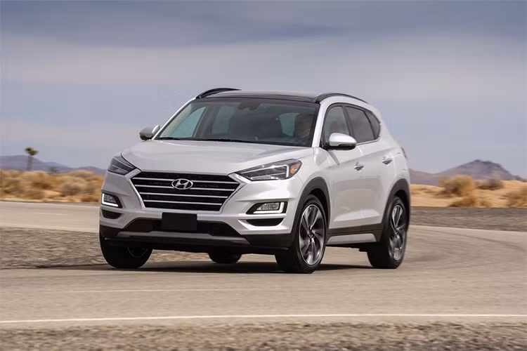 Tham gia triển lãm ôtô New York 2018 hiện đang diễn ra ở Mỹ, Hyundai đã có một vài màn ra mắt xe mới quan trọng. Ngoài Santa Fe thế hệ mới, hãng xe Hàn Quốc còn vén màn phiên bản nâng cấp của mẫu xe Hyundai Tucson 2019 mới dành cho thị trường Mỹ.