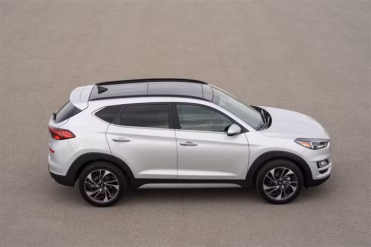 Hyundai cũng đã bổ sung lưới tản nhiệt hình thang cải tiến với những đường viền sắc sảo hơn phiên bản cũ cho Tucson 2019. Bên cạnh đó, lưới tản nhiệt còn đi kèm 4 thanh ngang thay vì 3 như trước. Cụm đèn pha cũng mang thiết kế góc cạnh hơn và đi kèm dải đèn LED định vị ban ngày.