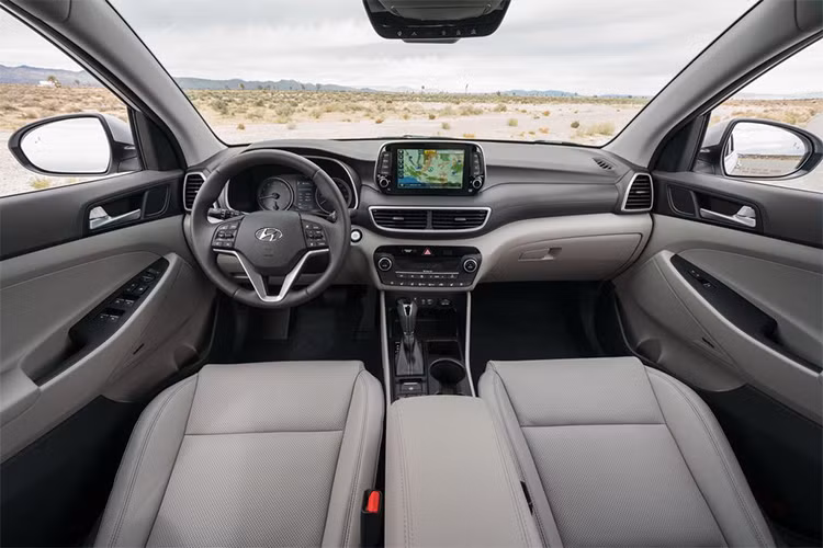 Ngoài thiết kế ngoại thất cải tiến, Hyundai Tucson 2019 còn được bổ sung nội thất mới mẻ với màn hình của hệ thống thông tin giải trí nằm độc lập trên mặt táp-lô thay vì tích hợp vào cụm điều khiển trung tâm. Cửa gió điều hòa bên dưới màn hình thông tin giải trí 7inch tương thích Apple CarPlay và Android Auto tiêu chuẩn.