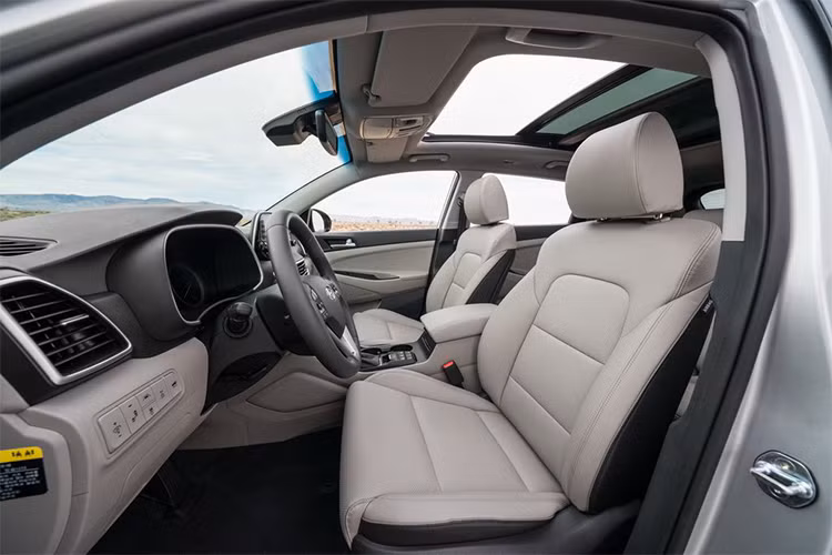 Giống như hầu hết xe mới ngày nay, Hyundai Tucson 2019 cũng được trang bị nhiều công nghệ an toàn như hỗ trợ tránh va chạm phía trước với tính năng phát hiện người đi bộ, hỗ trợ giữ làn đường, hỗ trợ đèn pha, cần gạt cảm biến mưa, hệ thống quan sát toàn cảnh, kiểm soát hành trình và cảnh báo ngủ gật cho người lái.