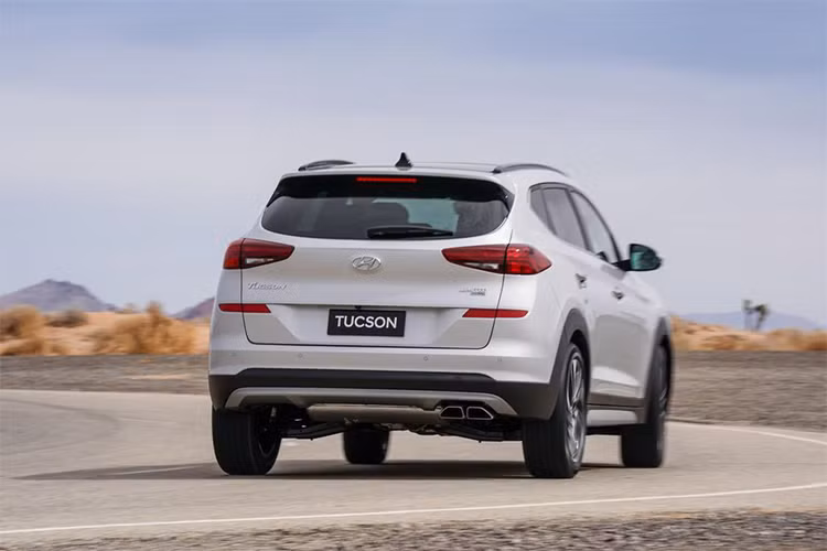 Hãng xe ôtô Hyundai chia Tucson phiên bản mới thành 5 bản trang bị tại thị trường Mỹ, đó là Value, SE, SEL, Sport và Limited. Sự khác biệt giữa chúng nằm ở chỗ SEL đi kèm vành 18 inch riêng trong khi các bản còn lại dùng vành 17 và 19 inch. Ở bản Limited, Hyundai Tucson 2019 đi kèm nhiều chi tiết ốp mạ crôm hơn. 