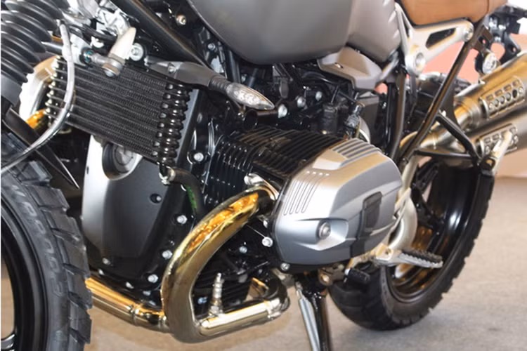 R NineT Scrambler được trang bị khối động cơ boxer làm mát bằng không khí hai xi lanh, khối động cơ này được đặt trong bộ khung thép hình ống tích hợp động cơ boxer 1.170cc. Động cơ sản sinh 110 mã lực tại 7.750 vòng/phút và mô men xoắn cực đại là 116 Nm tại 6.000 vòng/phút.