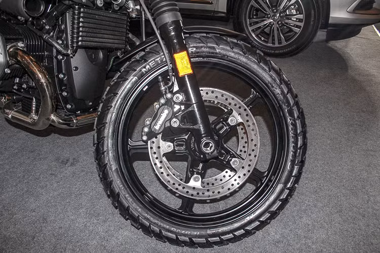 So với R NineT thường, phiên bản Scrambler có một số khác biệt hơn ở một số chi tiết, bao gồm phuộc dạng thường thay vì Ohlins USD và vành đúc hình sao 5 cánh với kích thước 19 inch phía trước và sau 17 inch. Đi kèm lốp có kích cỡ 120/70-19 trước và 170/60-17 sau.