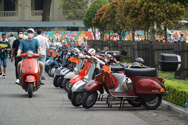 Hang tram xe may Vespa 