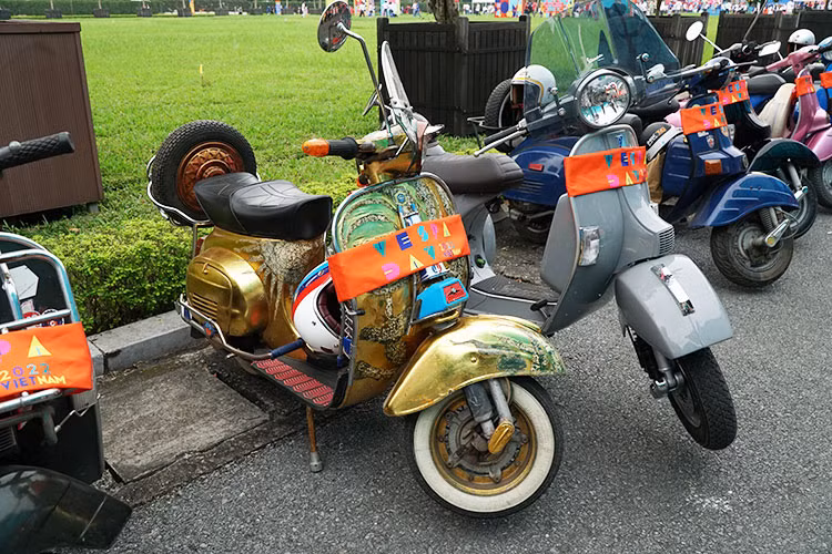 Tại sự kiện hội ngộ giới đam mê xe máy Vespa tại Hà Nội, bên cạnh đa số các xe được giữ nguyên bản với lớp vỏ phủ đậm màu thời gian thì chiếm một lượng không nhỏ là người chơi phong cách sưu tầm những phụ kiện độc đáo gắn vào xe Vespa.
