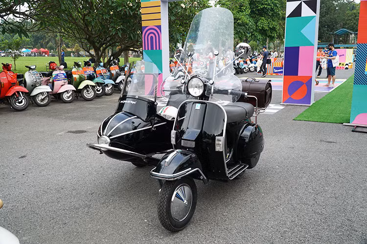 Theo thống kê của BTC, Vespa Day 2022 vào cuối tuần qua được tổ chức đồng thời tại cả hai đầu Hà Nội và TP HCM đã có gần 2.000 thành viên từ mọi miền Tổ Quốc về tham dự và chung vui.