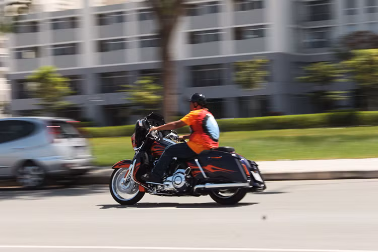 Là một thành viên nhóm Touring trong đại gia đình xế độ chính hãng nhà Harley-Davidson, Street Glide CVO thật dễ bị “phát hiện” trên phố nhờ ngoại hình to lớn và độc đáo - nhất là khi nó lăn bánh trên đường phố với tiếng nổ đặc trưng khiến bất kỳ ai cũng phải ngước nhìn.