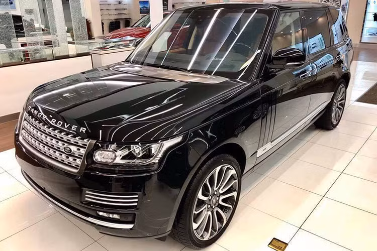 Trong bức ảnh hiếm hoi chụp nửa đầu xe Range Rover Autobiography đời 2018 mới đặt mua, dễ dàng nhận thấy Minh "Nhựa" đến nhận chiếc SUV hạng sang mới toanh này trên một chiếc Range Rover Autobiography LWB khác nhưng thuộc bản đời cũ và nằm trong số 100 chiếc Black Edition sẳn xuất dành cho thị trường Mỹ. 