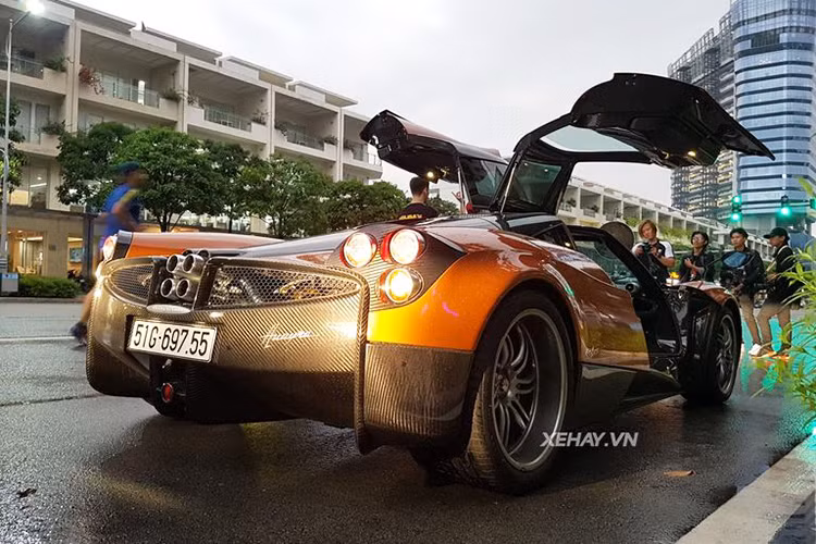 Ngoài việc sở hữu nội và ngoại thất siêu sang, siêu độc và ấn tượng, Thần gió Pagani Huayra còn sở hữu cho mình khối động cơ mạnh mẽ V12, tăng áp kép, dung tích 6.0 lít sản sinh công suất tối đa 720 mã lực, giúp chiếc xe tăng tốc từ 0 -100km/h chỉ trong 2,8 giây trước khi đat vận tốc tối đa 383km/h.