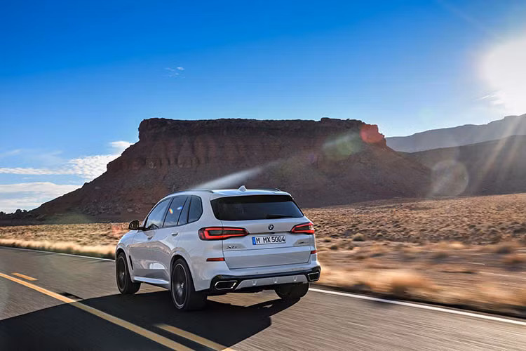 Công nghệ an toàn trên chiếc BMW X5 xDrive30d mới ngoài các hệ thống hỗ trợ phanh cơ bản, cân bằng điện tử, hỗ trợ lên dốc/đổ đèo… còn có camera 360 độ, phanh khẩn cấp tự động và trợ giúp đỗ xe chủ động.