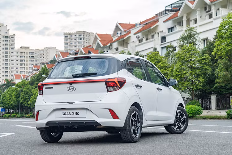 Cả 2 bản của Hyundai Grand i10 tại Việt Nam đều sử dụng động cơ 1.2L MPI, 4 xy-lanh kết nối hộp số sàn 5 cấp, sinh công suất cực đại 82 mã lực và mô-men xoắn 114 Nm.
