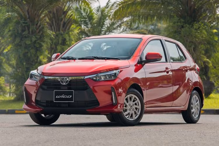  Toyota Wigo E MT: 360 triệu đồng Toyota Wigo đang mở bán tại Việt Nam hiện nay là thế hệ hoàn toàn mới, ra mắt người tiêu dùng trong nước vào ngày 6/6/2023. Xe có 2 phiên bản, gồm E MT và G CVT cùng giá niêm yết chính hãng lần lượt là 360 triệu đồng và 405 triệu đồng. 