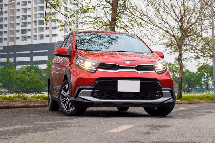  KIA Morning MT &amp; AT: Từ 349 triệu đồng Xét về xe sử dụng động cơ đốt trong, KIA Morning là mẫu xe sở hữu giá khởi điểm rẻ nhất thị trường khi được đề xuất từ 349 triệu đồng cho bản MT. Ngoài ra, với khoản tài chính dưới 400 triệu đồng, khách hàng còn có thể chọn mua Morning AT với giá 371 triệu đồng và Morning Premium giá 399 triệu đồng. 