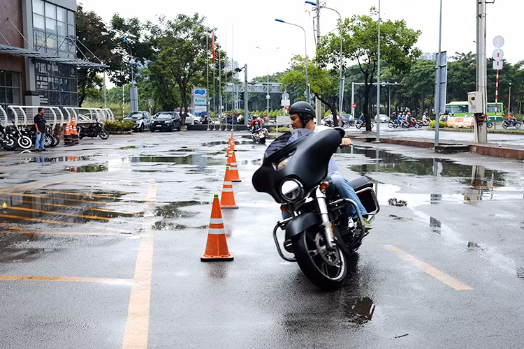 Trong buổi huấn luyện này, khách hàng sở hữu xe Harley-Davidson cùng nhiều biker khác... cũng có dịp thử sức mình khi "cầm cương" những chú "ngựa nòi thuần chủng" của thương hiệu Harley-Davidson đang có mặt tại thị trường Việt Nam dưới điều kiện trời mưa, đường trơn trượt.