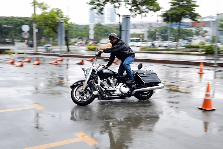 Các dòng xe được đem ra chạy trên sa hình rất đa dạng, từ những dòng Sportster chủ lực, những chiếc 750cc đường phố cho tới những ông hoàng đường trường như CVO và Street Glide làm người chơi dễ dàng hình dung và loại bỏ khái niệm “xe quá khổ sẽ rất khó kiểm soát”, giúp họ tự tin và có thể kiểm soát tốt hầu hết mọi loại xe 2 bánh hiện nay.