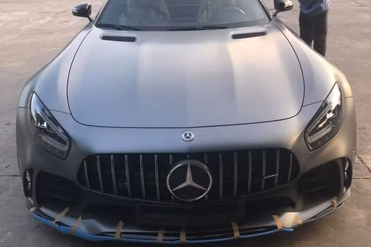 Giá xe Mercedes-AMG GT R độc nhất vô nhị tại Việt Nam ước tính sau khi lăn bánh tại TP HCM sẽ vào khoảng hơn 21 tỷ đồng. Còn tại thị trường nước ngoài, siêu xe Mercedes-AMG GT R có giá bán khởi điểm 162.900 đô la, tương đương 3,78 tỷ đồng.