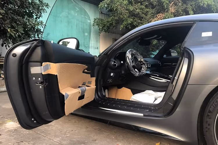 Ngoại hình siêu xe Mercedes-AMG GT R 2019 mới này cũng khác biệt hơn so với Mercedes-AMG GT S như lưới tản nhiệt góc cạnh, hốc gió khoẻ khoắn, cản va sau và cánh gió đuôi cố định bằng carbon.