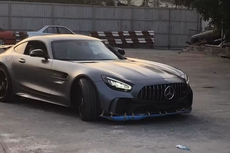 Sự có mặt của siêu xe Mercedes-AMG GT R sẽ giúp cho bộ sưu tập xe Mercedes-AMG GT tại Việt Nam trở nên đa dạng và ấn tượng hơn rất nhiều. Trước đó, các đại gia Việt đã mua Mercedes-AMG GT Roadster, Mercedes-AMG GT S hay Mercedes-AMG GT S Edition One. 