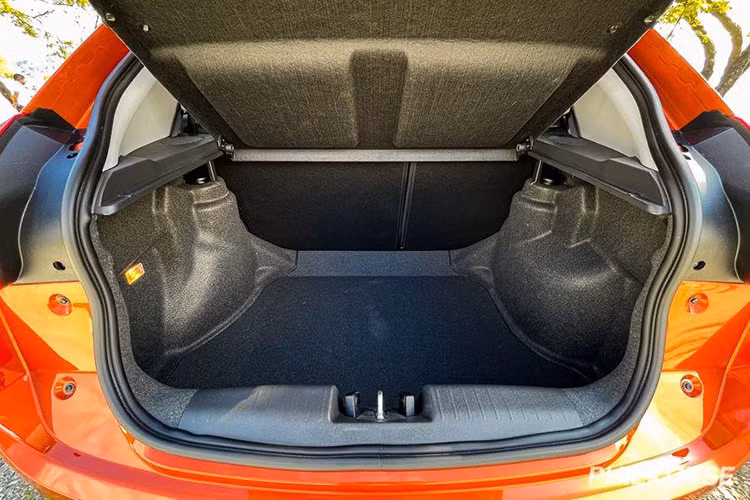 Mẫu SUV cỡ nhỏ nhà Chery được trang bị bộ mâm phay xước kích thước 17 inch. Phía sau, dải trang trí mạ chrome sơn đen nối liền với cụm đèn hậu hình chữ C giúp tăng hiệu ứng thị giác.