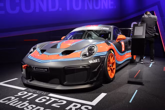 Porsche vừa ra mắt phiên bản hiệu suất cao Porsche 911 GT2 RS Clubsport mới tại triển lãm Los Angeles Auto Show 2018. Nói chính xác hơn, đây là phiên bản đường đua của mẫu xe thương mại 911 GT2 RS (thuộc dòng xe 991 thế hệ thứ 2). Chỉ 200 chiếc 911 GT2 RS Clubsport được sản xuất với thiết kế cánh gió thể thao kích thước lớn.