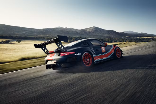 Để giảm khối lượng xe, Porsche cũng sử dụng một số công nghệ hiện đại như phần trần xe, nắp capo được làm từ vật liệu CFRP (Carbon fiber reinforced polymer), pin nhiên liệu FT3 dung tích 115L và với 200 xe đầu tiên có cánh gió sau kích thước lớn, cũng làm từ CFRP. 