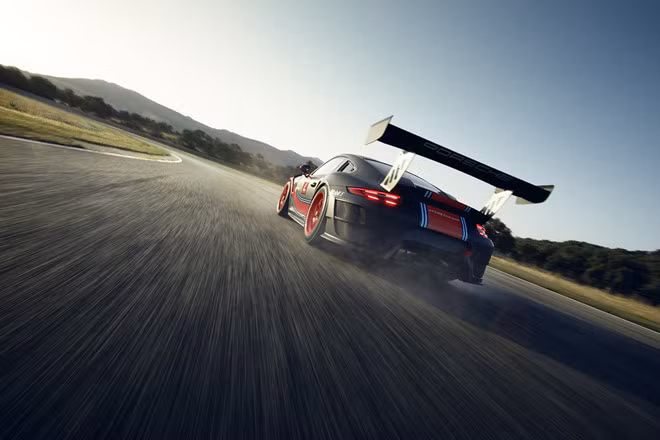 "Trong những năm tới, mọi người sẽ được nhìn thấy Porsche GT2 RS Clubsport ở các sự kiện đua xe quốc tế. Chúng tôi đang tổ chức các cuộc đàm phán với nhà tổ chức cuộc đua SRO", ông Francis Frank Steffen Walliser, tay đua thể thao của Porsche cho biết.