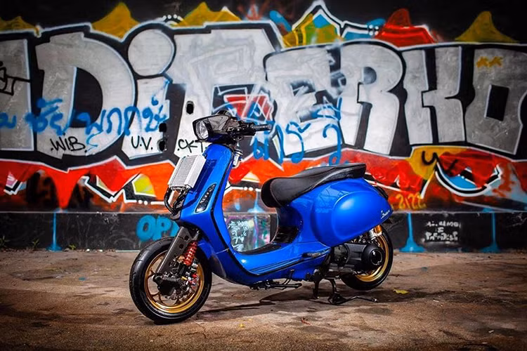 Với mục tiêu tạo ra chiếc Vespa khung nhỏ mạnh mẽ và hoàn hảo hơn, xưởng độ Mothai tại Thái Lan đã tìm cách nâng cấp một chiếc xe ga Vespa Sprint với các đồ chơi "hàng hiệu" cùng khối động cơ lớn hơn.