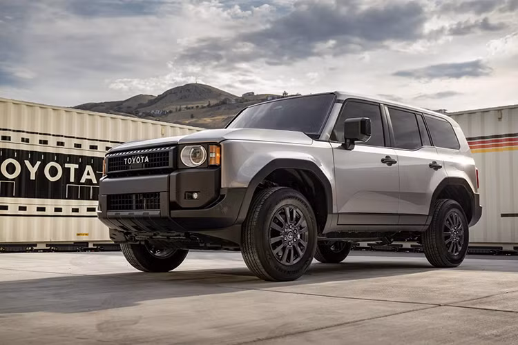 Hiện các đại lý ở Việt Nam cũng đã bắt đầu nhận cọc cho Toyota Land Cruiser Prado mới. Theo nguồn tin từ đại lý, xe dành cho thị trường Việt Nam sẽ có một số thay đổi về trang bị so với phiên bản cũ, trong đó đáng chú ý nhất là động cơ.